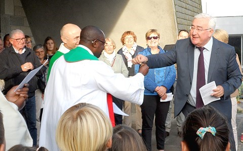 Remise des clés de l’église par le maire M. Gérard Falquerho au père Sanctus Ngongo