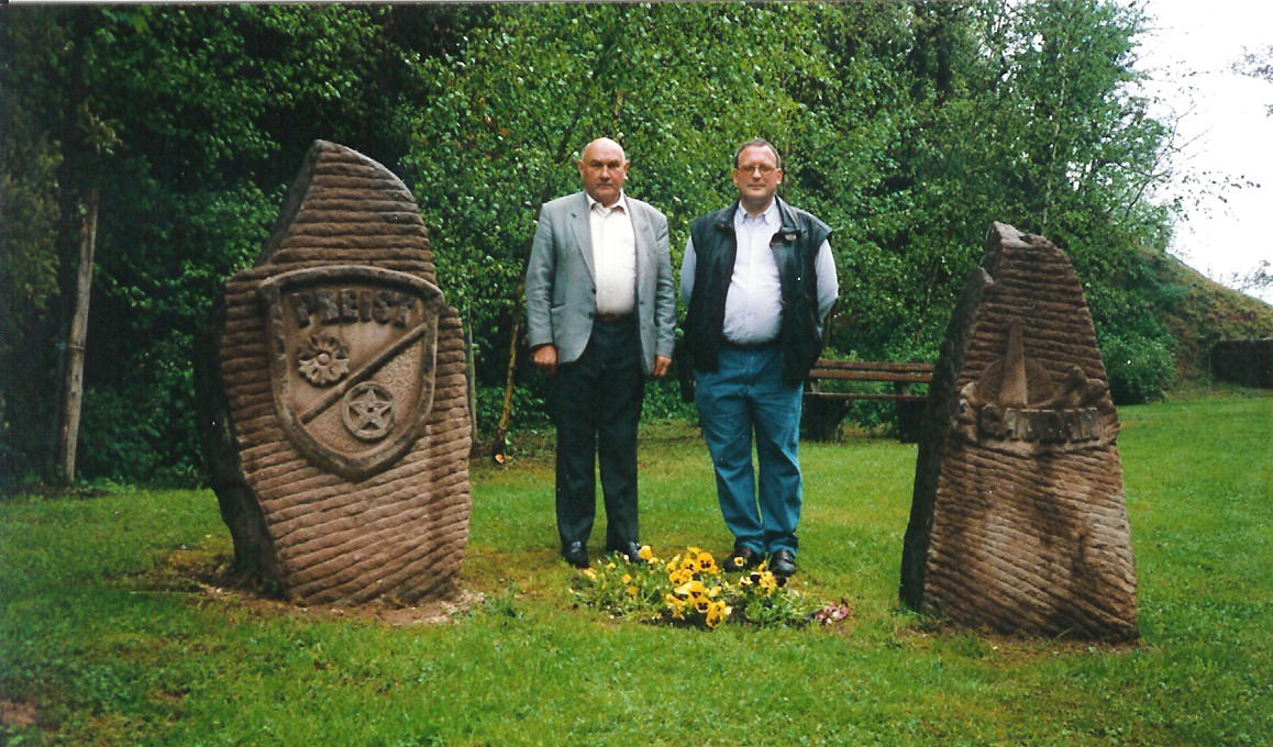 Stèles portant les écussons de Caudan et de Preist