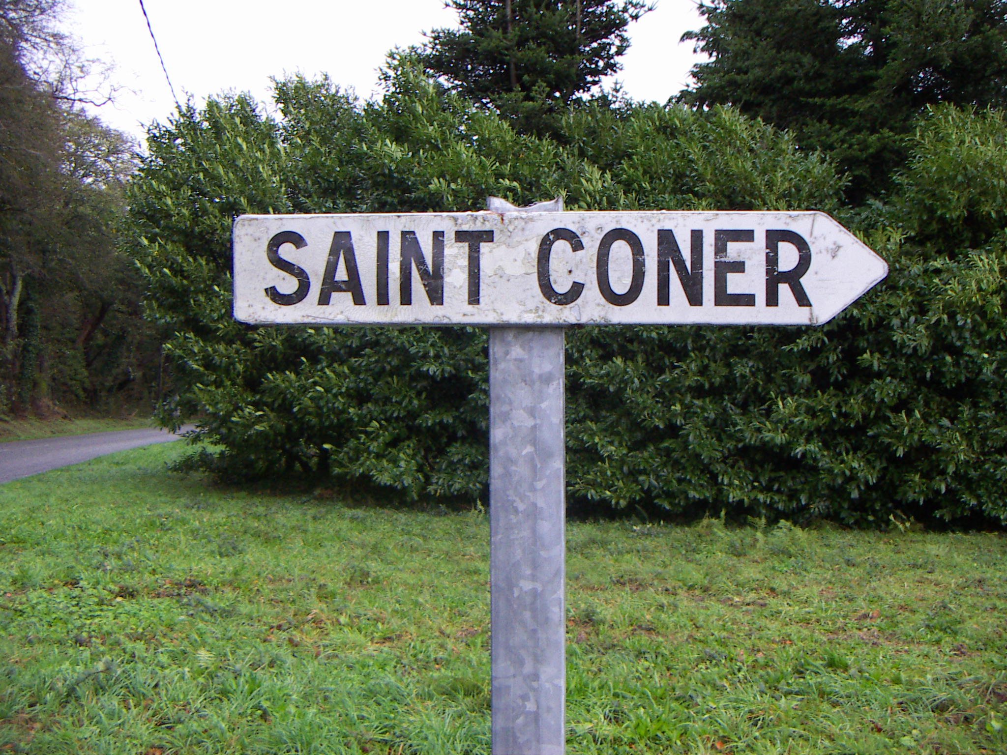 Panneau directionnel vers Saint Coner