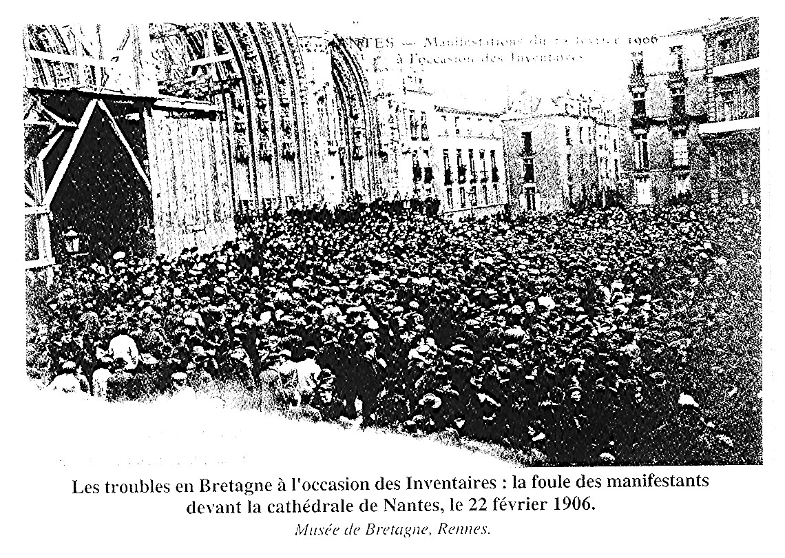 Les troubles en Bretagne à l'occasion des inventaires : la foule des manifestants devant la cathédrale de Nantes, le 22 février 1906 (Musée de Bretagne, Rennes)