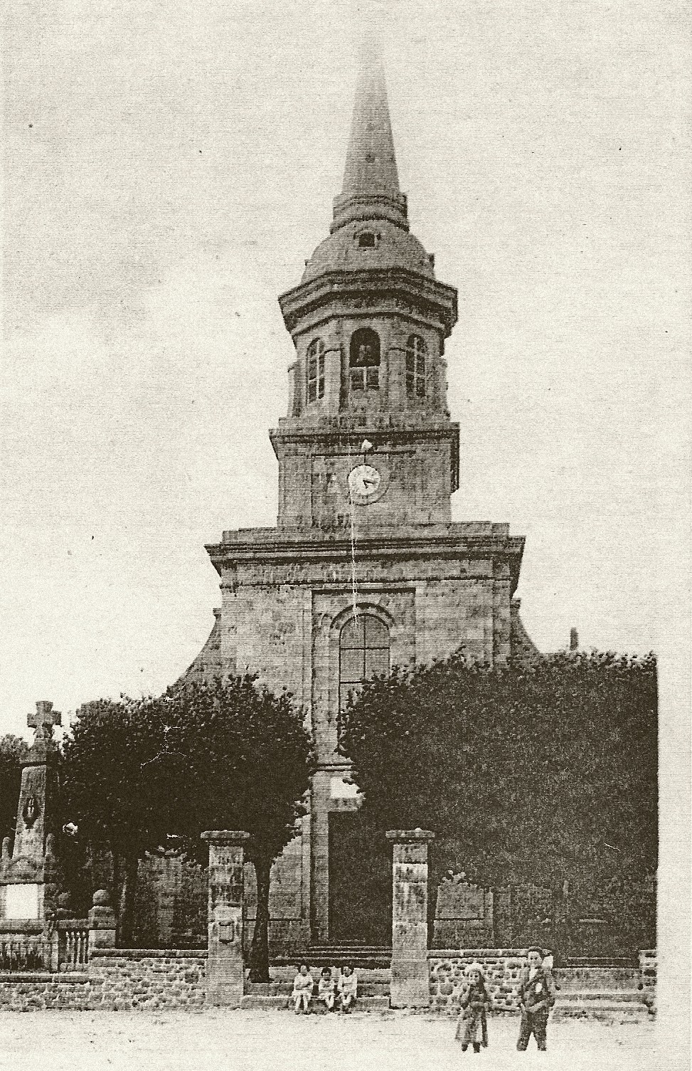 Le monument aux Morts  et l'entrée de l'église de Caudan 